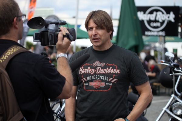 HarleyHH2011   291.jpg - Hamburger Harley Days 2011, Harley Davidson,  Michael Oenning (Trainer des Hamburger SV), VIP, Leute,  *** Local Caption *** copyright:Henning AngererGneisenaustrasse 1820253 HamburgTel 0175 244 32 72henning.angerer@hanse.netBankverbindung:Santander, BLZ 200 101 11, Konto-Nr. 22 63 63 63 00